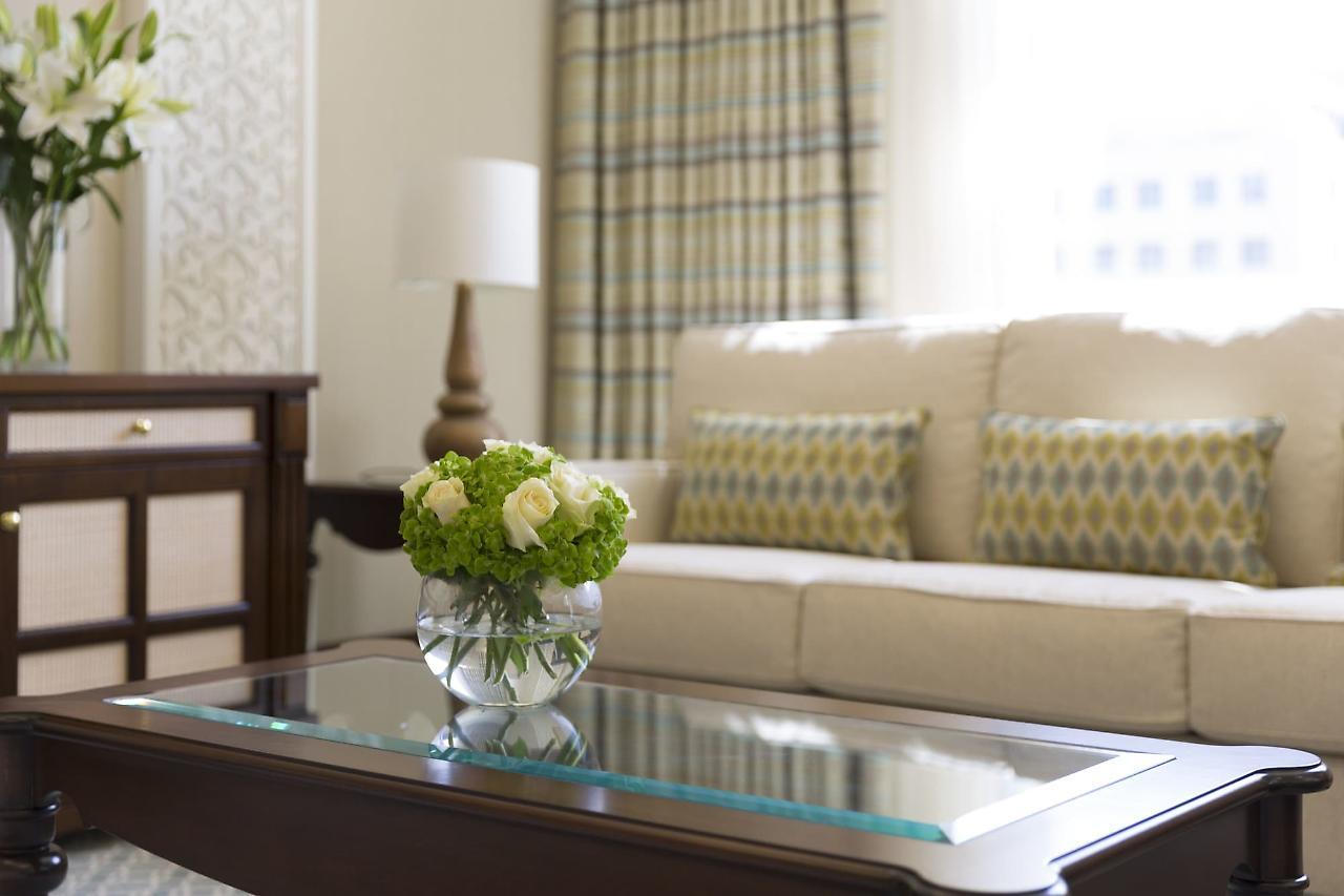 Al Najada Doha Hotel By Tivoli מראה חיצוני תמונה A living room at the Ritz-Carlton, Boston