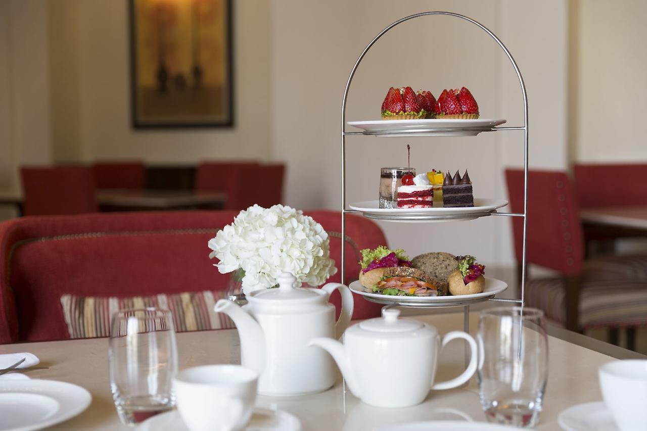 Al Najada Doha Hotel By Tivoli מראה חיצוני תמונה Afternoon tea at the Jumeirah Emirates Towers Hotel, Dubai