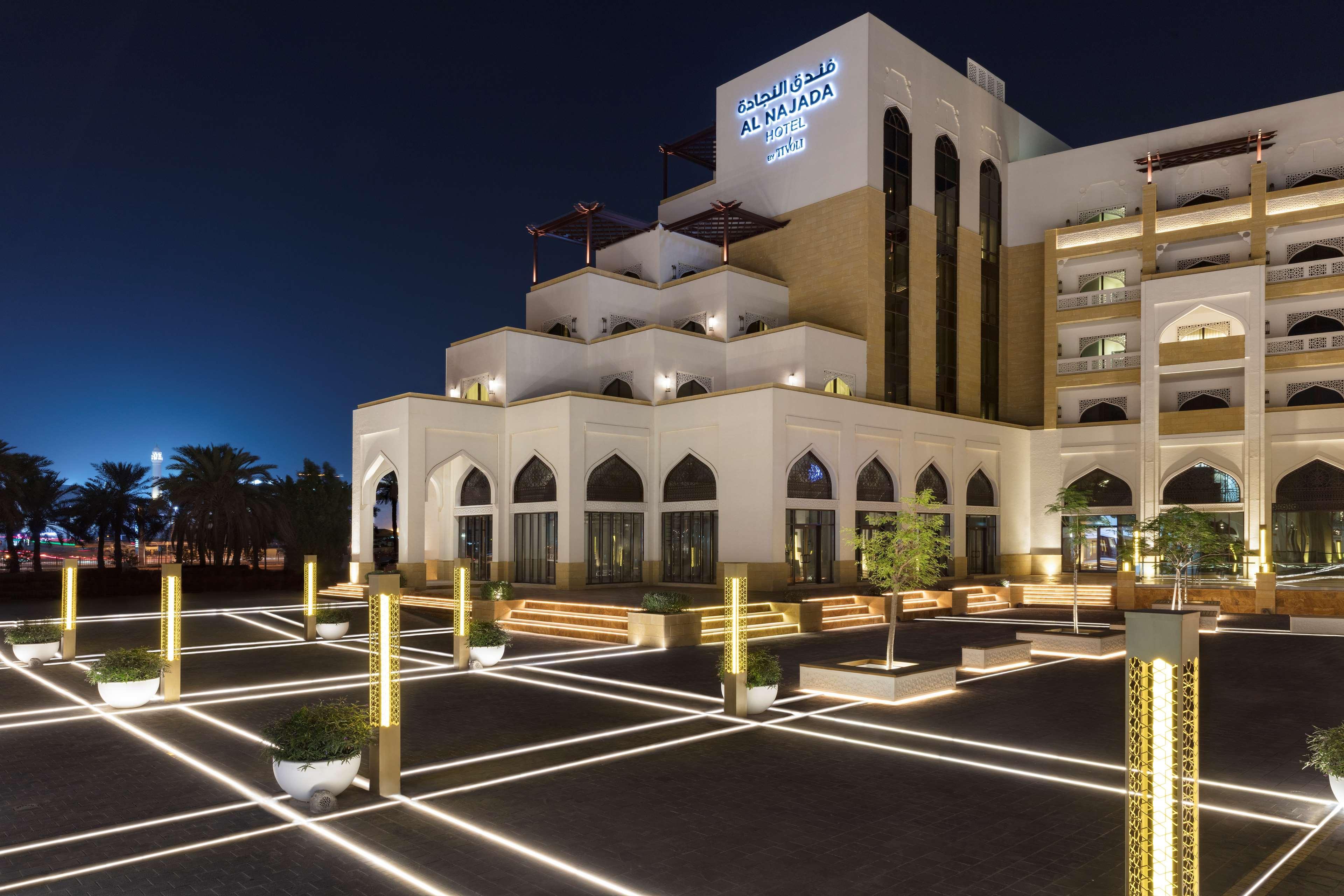 Al Najada Doha Hotel By Tivoli מראה חיצוני תמונה The hotel at night