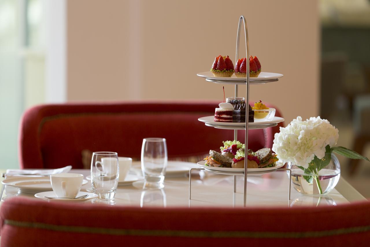 Al Najada Doha Hotel By Tivoli מראה חיצוני תמונה Afternoon tea at the Ritz-Carlton, DIFC, Dubai