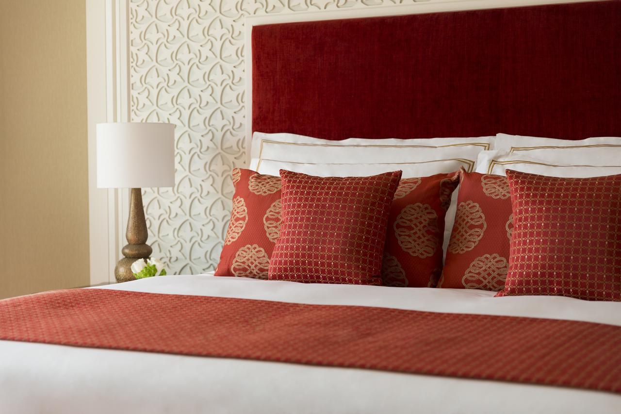 Al Najada Doha Hotel By Tivoli מראה חיצוני תמונה A bed with cushions